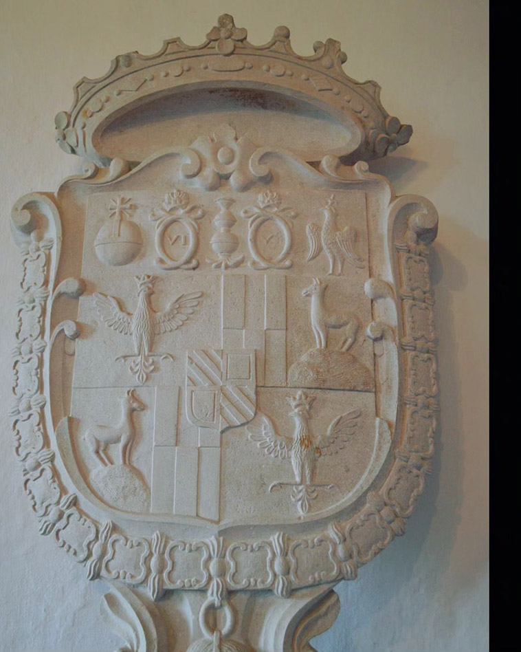 the coat of arms of the castle