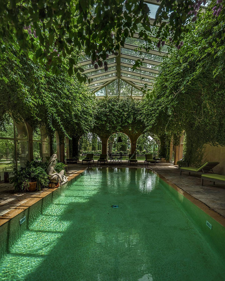 Château de Sannes indoor pools