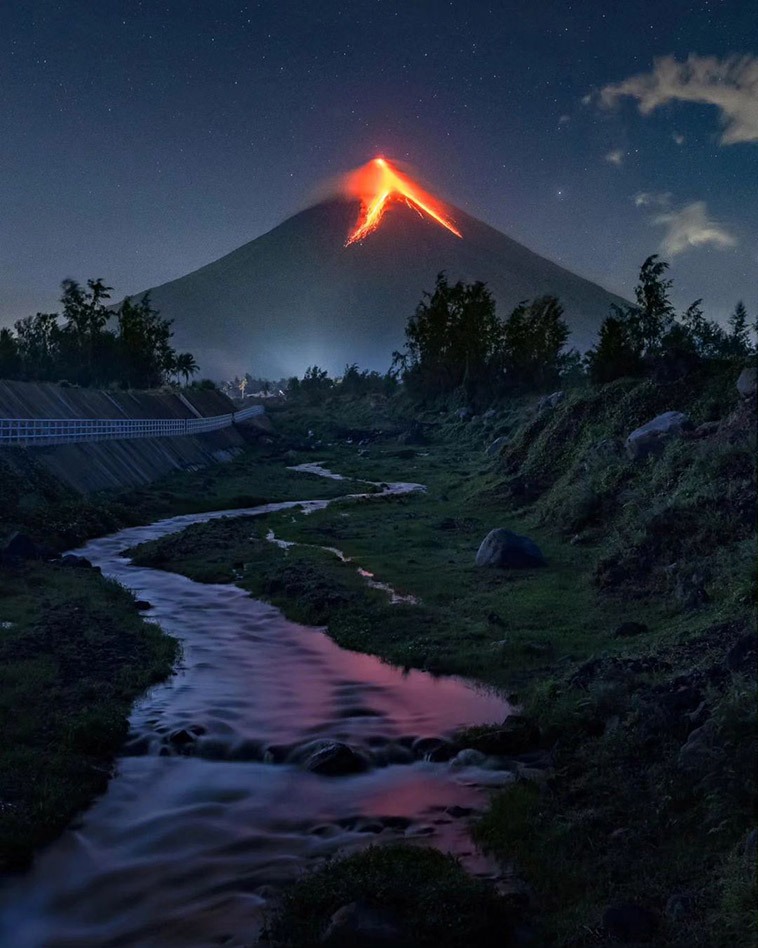 legazpi volcano during the night