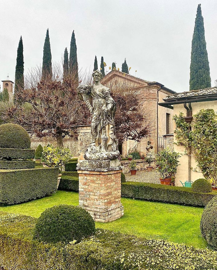 Villa Cetinale statue