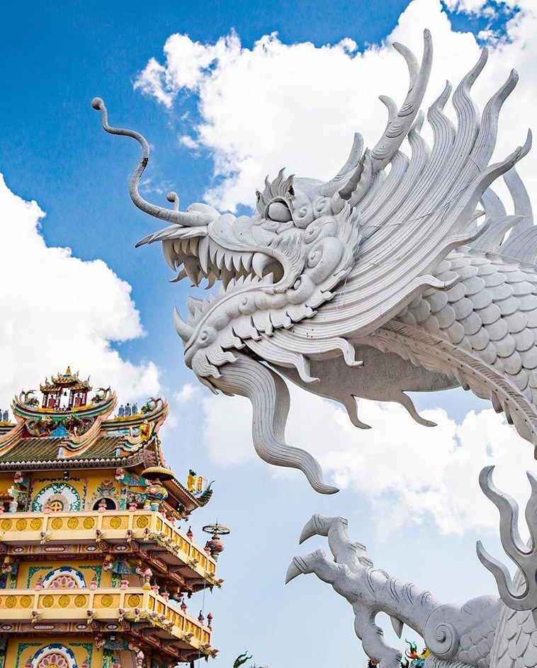 white dragon statue of of Impressive Dragon Statues