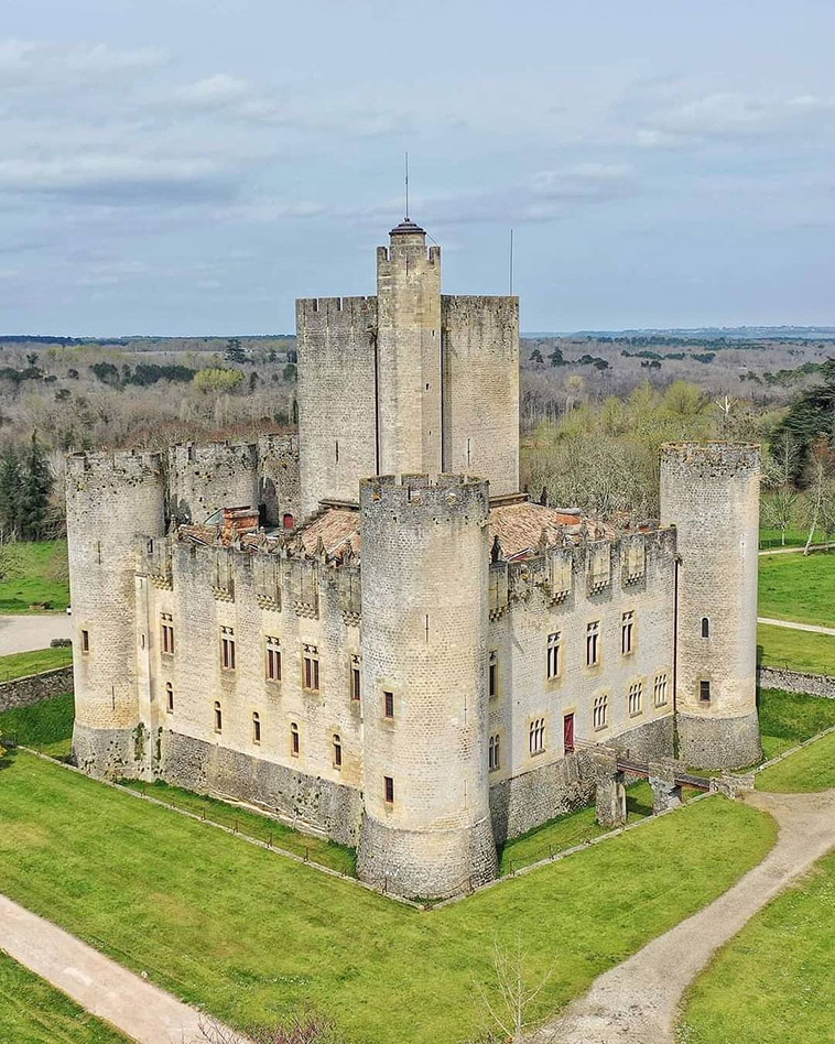 Château de Roquetaillade exterior