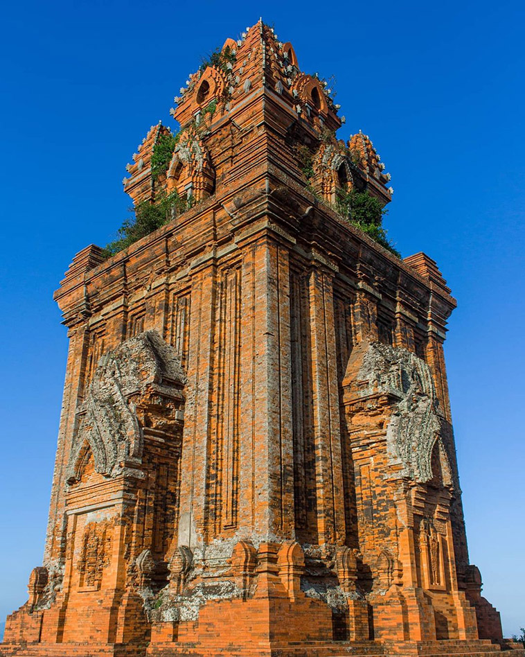 cham tower and its color