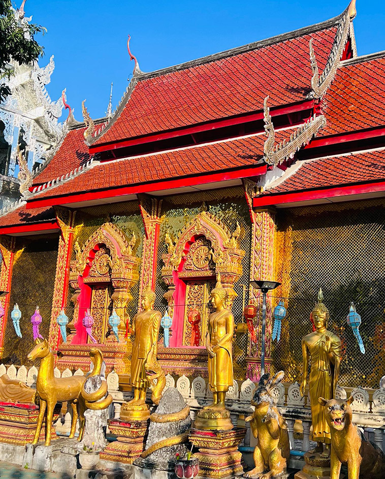 Wat San Pa Yang Luang statues