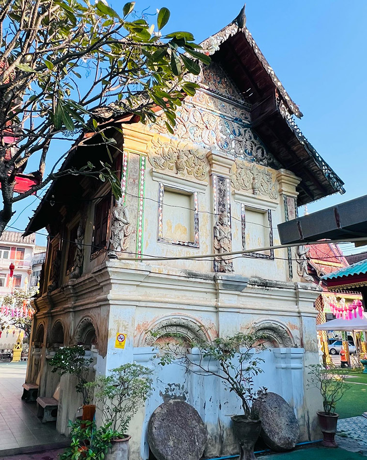 Wat San Pa Yang Luang temple buildings