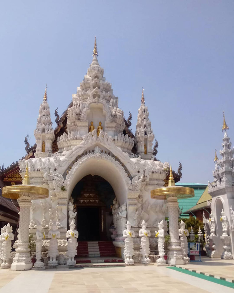 Wat San Pa Yang Luang entrance and the statues