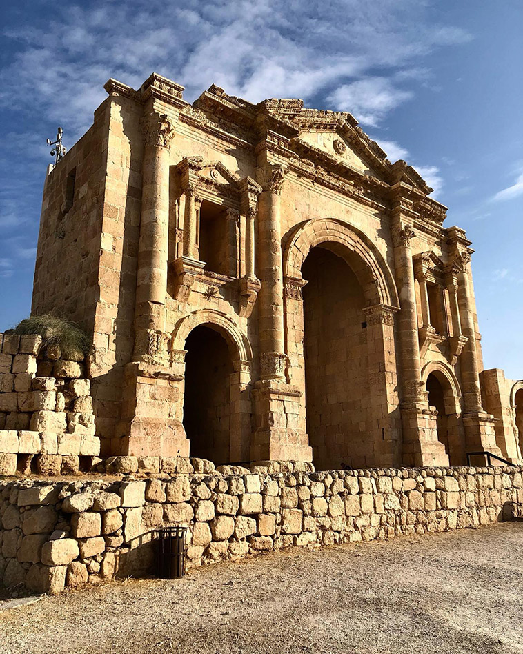 ancient ruman arch in jordan