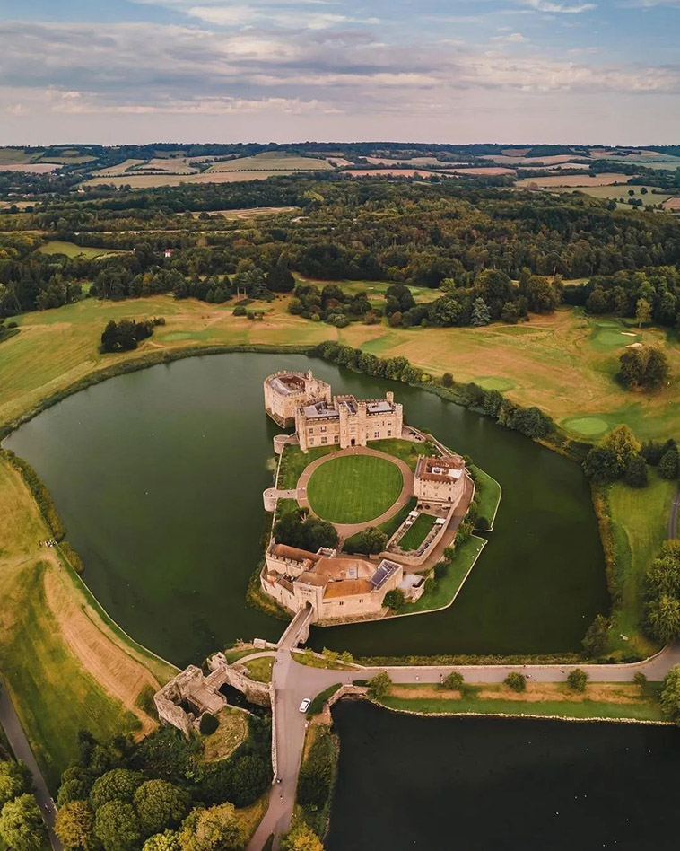 leeds castle and the lake